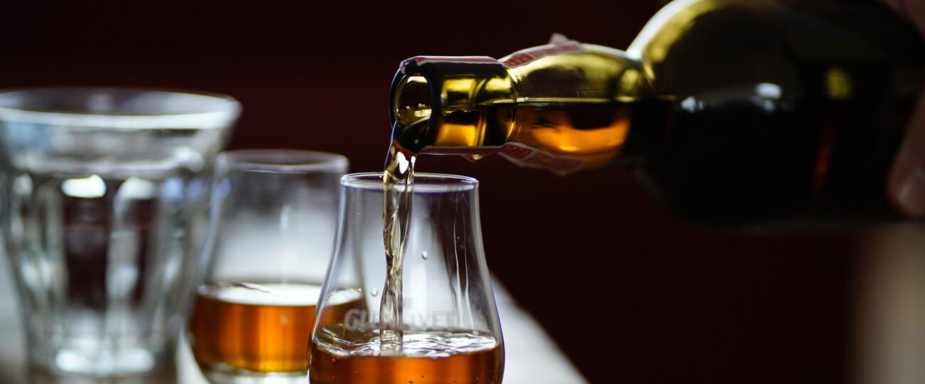 Vad är Irish Whiskey? En Inblick i den Irländska Whiskyns Unika Karaktär