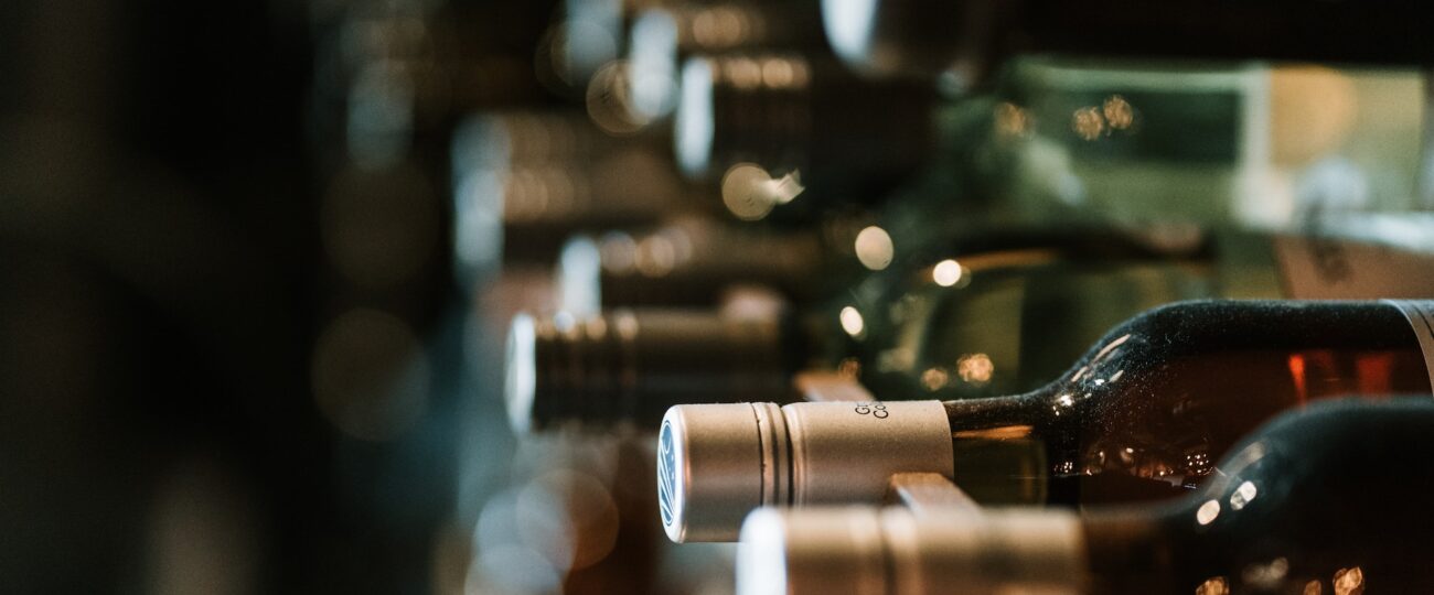 Hur Lagrar och Förvarar man Vin på bästa sätt för att Bevara dess Smak?