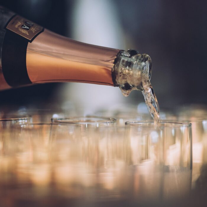 Så Öppnar du en Champagneflaska som ett Proffs – Tips & Råd